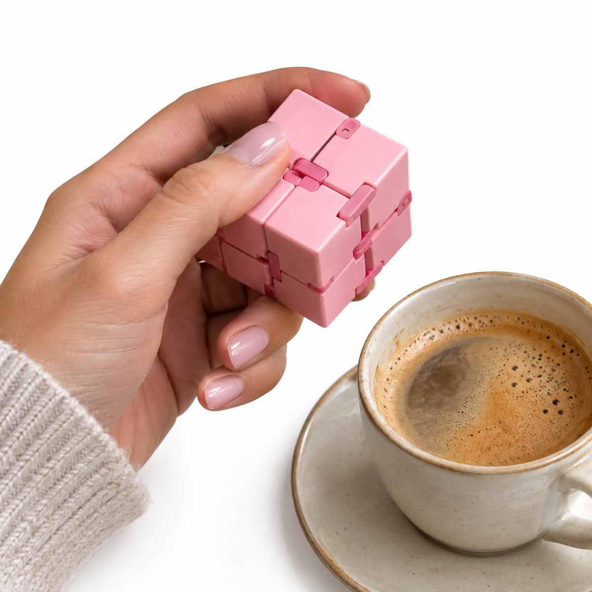 Cubo infinito rosa numa pausa para café